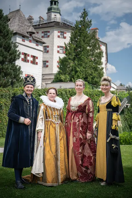 Der Bürgermeister (links) in passender Kleidung zum Schlossfest. | Foto: KHM-Museumsverband 