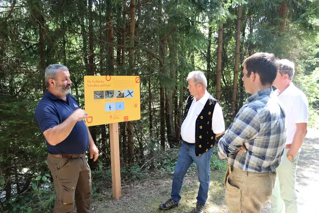 Bernhard Huber erklärte an jeder Tafel die Bedeutung der einzelnen Vögel. | Foto: MeinBezirk.at