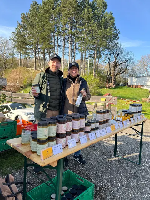 Ihren Honig vermarkten Alexander und Martina Pillitsch direkt.  | Foto: Imkerei Pillitsch