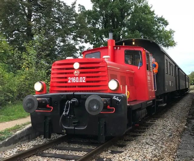 Angeführt wird der Sonderzug von der 65 Jahre alten Diesellokomotive 2160.02, die eine stilechte historische Wagengarnitur zieht. | Foto: Museums-Lokalbahnverein