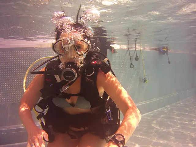 Ein ungewohntes Vergnügen: Mit Taucherausrüstung im Freibad unterwegs. | Foto: Orbit Divers