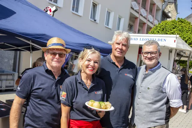 Freude über den erfolgreichen Knödeltisch in Bad Leonfelden bei Musikvereinsobmann Wolfgang Hochreiter mit Gattin Petra, Kapellmeister Martin Dumphart und Mühlviertel-Tourismus-Geschäftsführer Markus Obermüller (v. l.). | Foto: beha-pictures