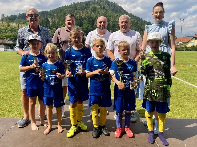 Ein tolles Erinnerungsfoto mit Seltenheitswert für die jungen Sieger mit Fußballlegende Walter Schachner, Bürgermsieter Erich Ofner (Kraubath), ESV-Obmann Uwe Käferböck, St. Michaels Vizebgm Stefan Kreissl und Ortschefin und NRAbg Nicole Sunitsch   | Foto: Markus Brunner