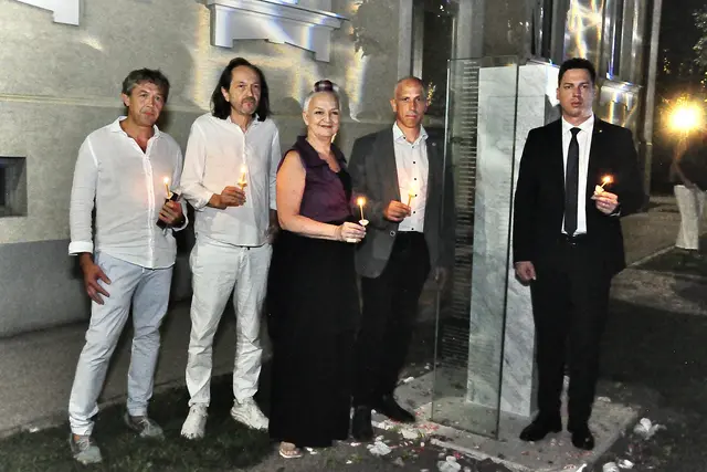In Fels am Wagram wurde ein Gedenkstein enthüllt: Hermann Jelleschitz, Künstler Christian Gmeiner, Lichtkünstlerin Victoria Coeln, Hannes Zimmermann (Bürgermeister Fels am Wagram) und Bernhard Heinreichsberger (Abgeordneter zum NÖ Landtag). | Foto: Karl Kopecek