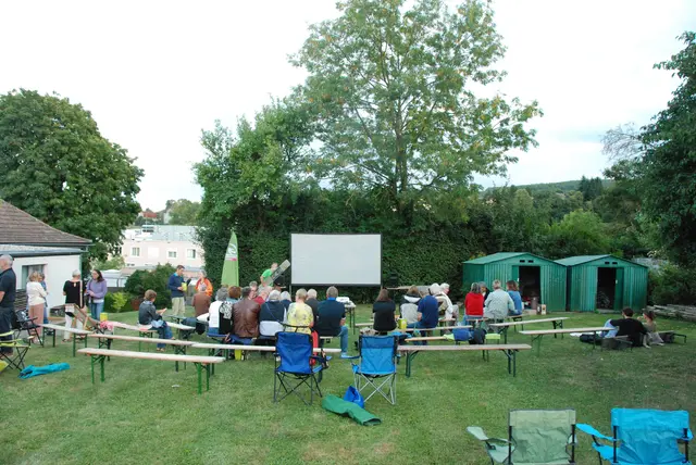 Bei angenehmen Wetter wurde auf der Wiese der Film geschaut.