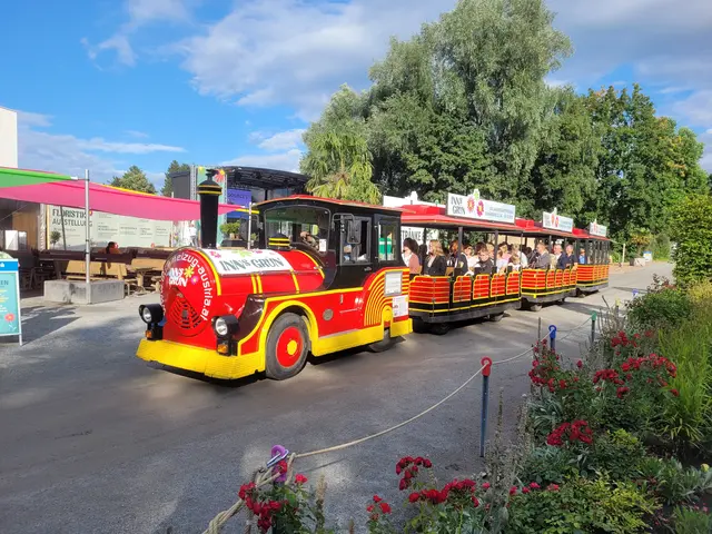 Seit Mitte Juli fungiert der Bummelzug nicht nur als Bahnhofsshuttle, sondern fährt immer Donnerstagabend auch durch das Gartenschaugelände. Neu ist, dass bei diesen Fahrten von 18 bis 19 Uhr ab sofort auch immer ein Guide an Bord sein wird, der die Gäste während der Zugfahrt mit Gartenschau-Infos versorgt.  | Foto: Innsgruen