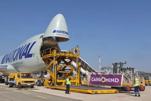 Gigantischer Luftfracht-Transport: Zwei Boeing 747 starten mit monumentalen Lusterteilen vom Linz Airport Richtung Taschkent | Foto: Flughafen Linz GesmbH