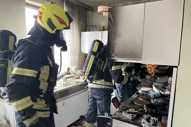 Die Feuerwehr in der Küche nach dem Brand.
