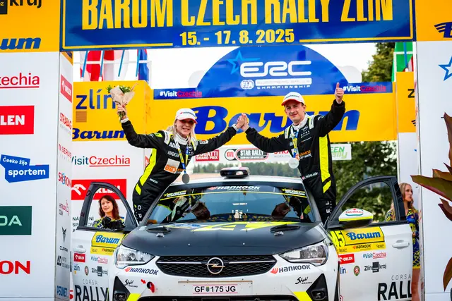 Luca Pröglhöf und Copilotin Christina Ettel jubeln über Platz 5. | Foto: Full Send Motorsports Media Agency