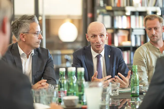 Will den Standort Graz stärken: Willibald Ehrenhöfer, "assistiert" von Kurt Hohensinner (l.) und Bernhard Bauer. | Foto: Foto Fischer