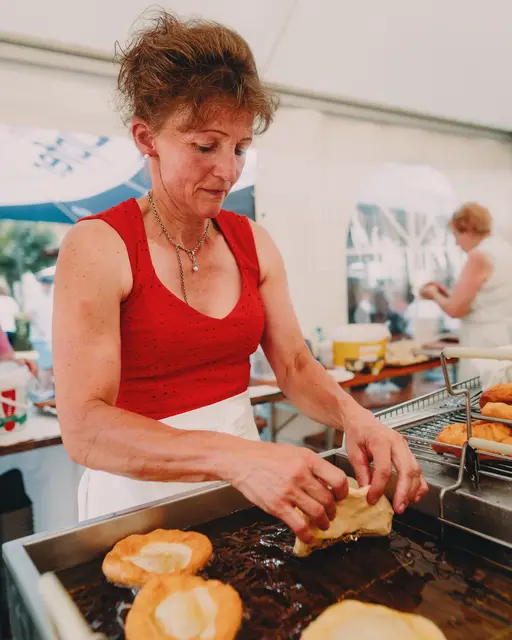 Bei den Kapruner Trachtenfrauen gab es die beliebten Bladl. | Foto: JFK Photography by Jürgen Feichter
