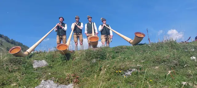 Die Alpenhornbläser unterstützen die Trachtenmusikkapelle bei der musikalischen Umrahmung. | Foto: Martina Rethmeier