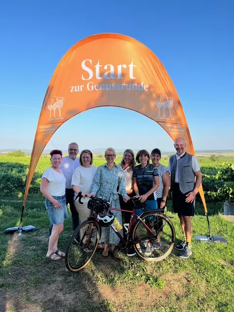 (von links nach rechts): Winzerin Viktoria Puhr, Klaus Gössl, Winzerin Kerstin Schüller, Weinstraßen Weinviertel West Obfrau Winzern Mag. Doris Sutter, Winzerin Sabina Grillmeier-Ladentrog, Gerda Schefberger, Winzerin Eva Krell, GF Weinviertel Tourismus Hannes Steinacker | Foto: Weinstraße Weinviertel