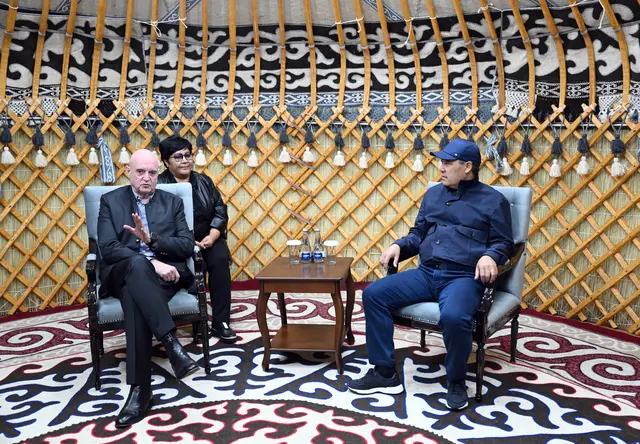 Michael Doppelmayr und Kirgistans Präsident Sadyr Dschaparov (r.).  | Foto: Dosaliev Sultan/President of the Kyrgyz Republic