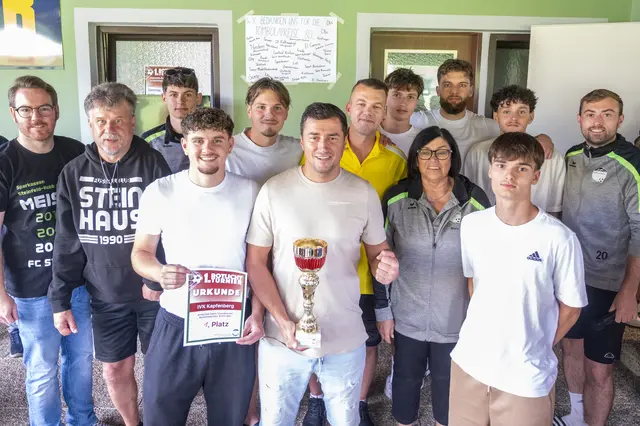 Sieger bei dem Kleinfeld-Fußballturnier: das Team IVK Kapfenberg mit Gratulanten. | Foto: FC Steinhaus