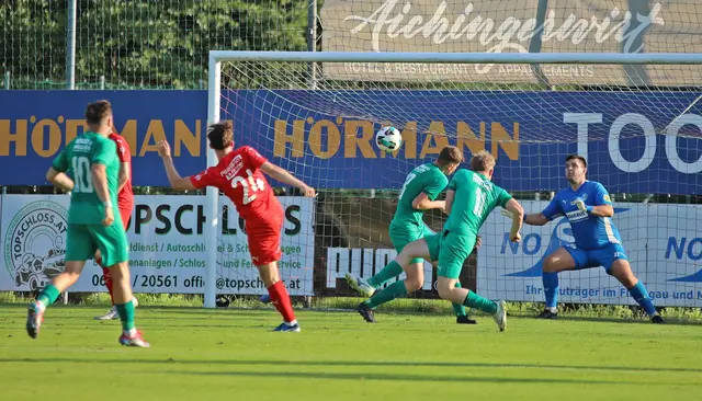 Tobias Reischl (Nr. 24) zieht ab und der Ball passt ganz genau: 1:0 für Mondsee. | Foto: Hörmandinger