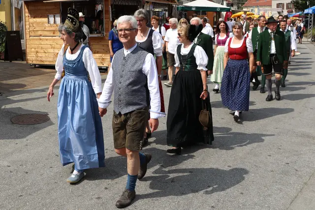 Erfreulich: Zu den Festtagstrachten waren auch die wertvollen Goldhauben zu sehen | Foto: Gerhard Langmann
