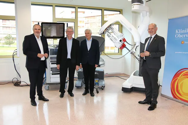 Landeshauptmann Hans Peter Doskozil, Primarius Gottfried Pfleger, Stephan Kriwanek (medizinischer Geschäftsführer der Gesundheit Burgenland) und Franz Öller (kaufmännischer Geschäftsführer der Gesundheit Burgenland) stellten das neue da Vinci-SP-Operationssystem vor.
| Foto: Landesmedienservice