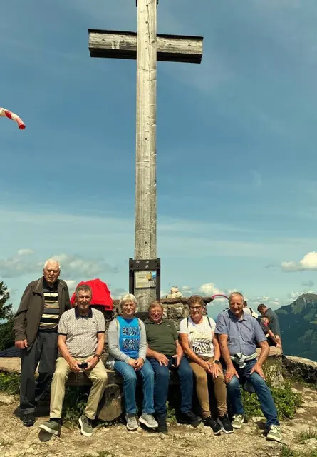 Gipfelstürmer: Vom Zwölferhorn aus genossen die Ausflügler des Seniorenbundes Vichtenstein den Blick ins schöne Salzkammergut.  | Foto: Seniorenbund Viechtenstein