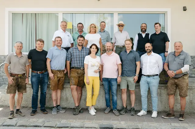 Landeshauptfrau Karoline Edtstadler gemeinsam mit Bürgermeister Erich Czerny, Gemeindevertretern und Unternehmern in Krimml | Foto: Manuel Horn