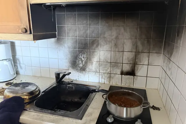 Die Bilder zeigen das Ausmaß des Schadens an der Küche. | Foto: FF Leopoldsdorf