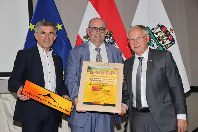 LAbg. Franz Fartek (l.) und Vulkanlandobmann Josef Ober (r.) überreichten Direktor Gunter Wilfinger die offizielle Markenlizenz des Vulkanlandes. | Foto: BRG/BORG Feldbach