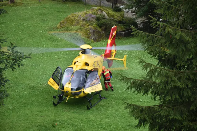 Die 23-jährige Beifahrerin wurde mit dem Notarzthubschrauber ins Krankenhaus geflogen. | Foto: zoom.tirol