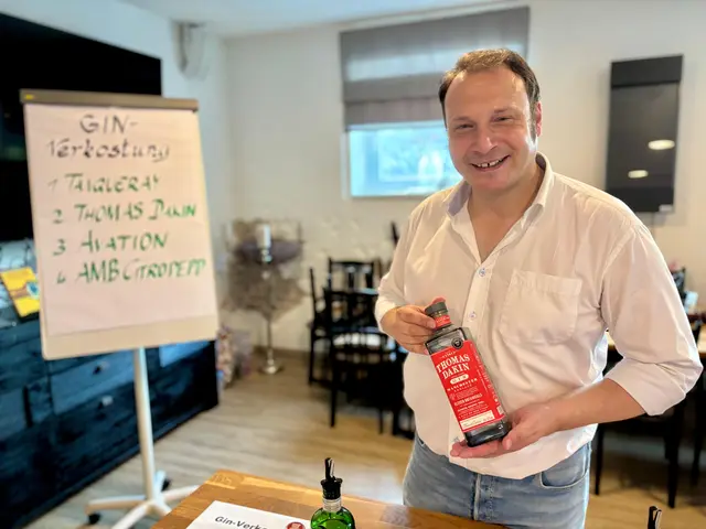 Markus, der Gin-Guru des Abends, führte die Gäste auf eine hochprozentige Reise durch die Welt der Aromen. | Foto: Markus Kahrer