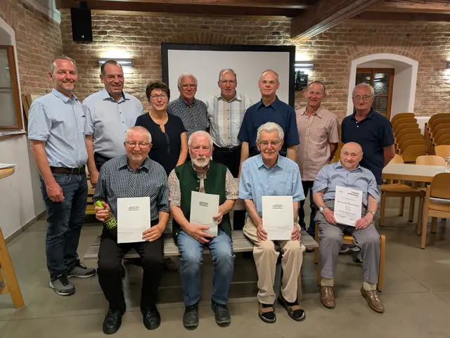 vorne sitzend: Lambert Mayr, Alfred Voithofer, Alois Schmitzberger und Engelbert Mairhuber, hinten stehend: Bgm. Heinz Oberndorfer, Franz Mitterlehner, Anna Hattinger, Josef Malzer, Karl Harrer, Obmann Heinz Stöger, Johannes Kierner und Alois Steininger. 
 | Foto: Birgit Leitner