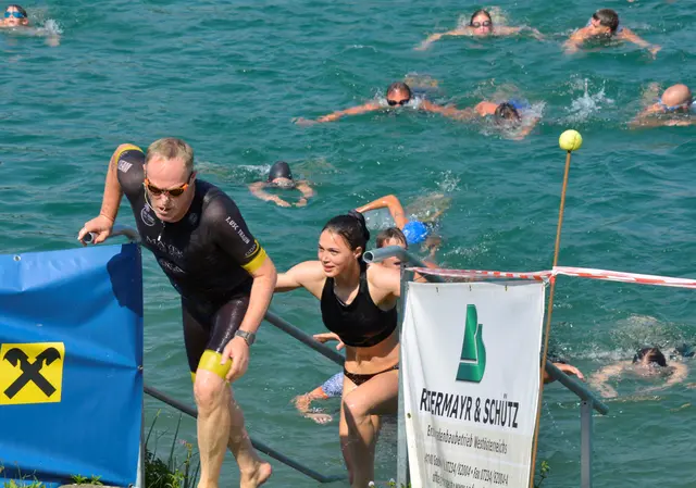 Am Badesee in Feldkirchen schwammen die Teilnehmer bei der langen Distanz eine 450-Meter-Strecke.  | Foto: Daniel Zauner