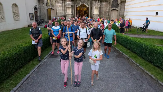 Bezirkshauptmann Stefan Grusch übernahm die Vorreiterrolle, begleitet von Pater Clemens Hainzl, der den geistlichen Rahmen dieses besonderen Abends gestaltete. | Foto: Kopper und Litschauer