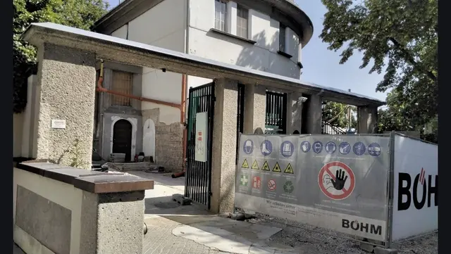 Das Anwesen der Republik Indien wird umgebaut. Eine geplante Zufahrt soll es doch nicht geben.  | Foto: z.V.g.