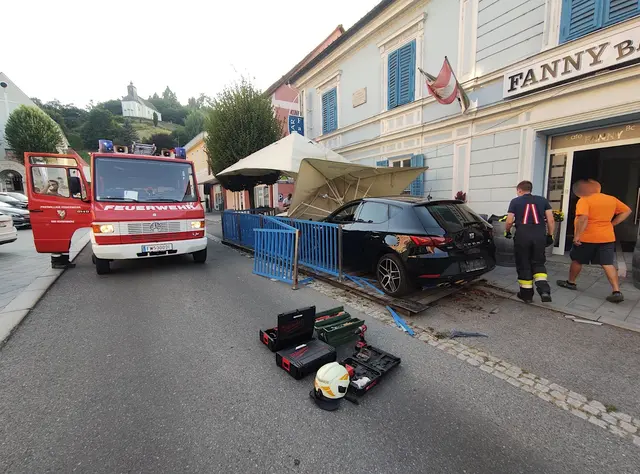 Ein Pkw krachte in einen Gastgarten. | Foto: FF Bad Schwanberg