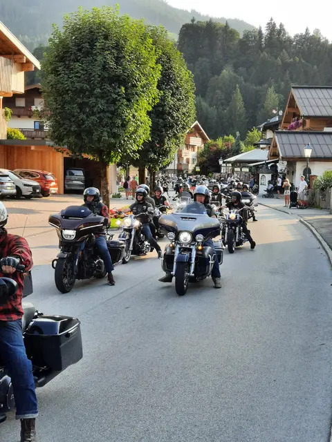 Alles andere als leise war es, als die zahlreichen Harleys einfuhren. | Foto: Braun