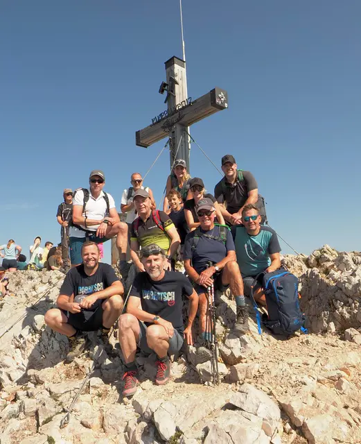 Gipfelfoto mit Bürgermeister Christian Hecher, Hoteldirektoren Helmut Schabernig und Andrea Leitner, Naturpark-Geschäftsführer Robert Heuberger, Hanse Kreuzer und der Bergsteigerlegende Hans Wenzel  | Foto: Robert Heuberger