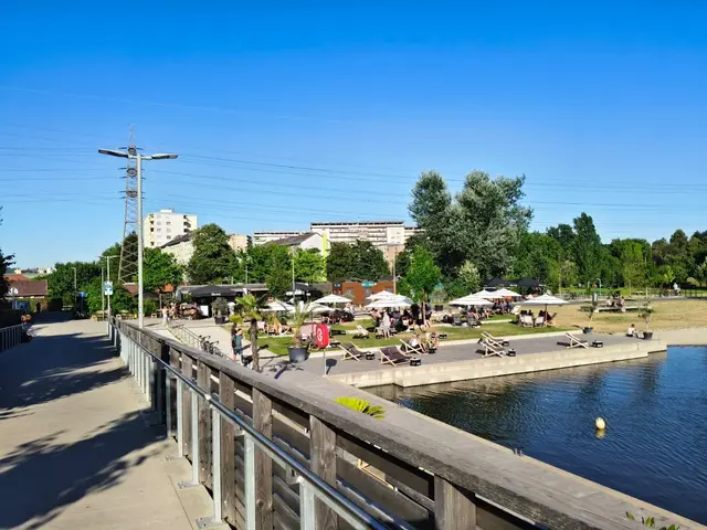 Blick auf das Bistro am Murradweg vom Puchsteg aus. | Foto: Christoph Lamprecht