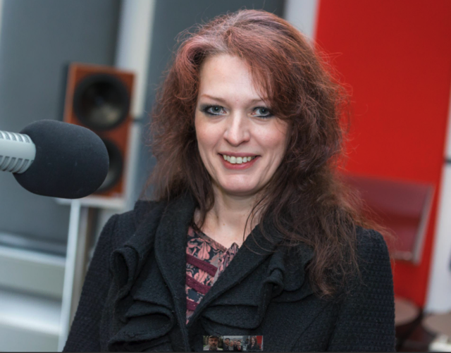 Die Autorin Andrea Sailer aus Weiz liest auf der Hör-und Seebühne beim ORF in Graz. | Foto: © ORF Regine Schöttl