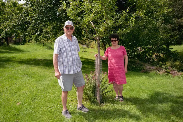Die Ehrenhöfers beim Sämling, der angebissen wurde.