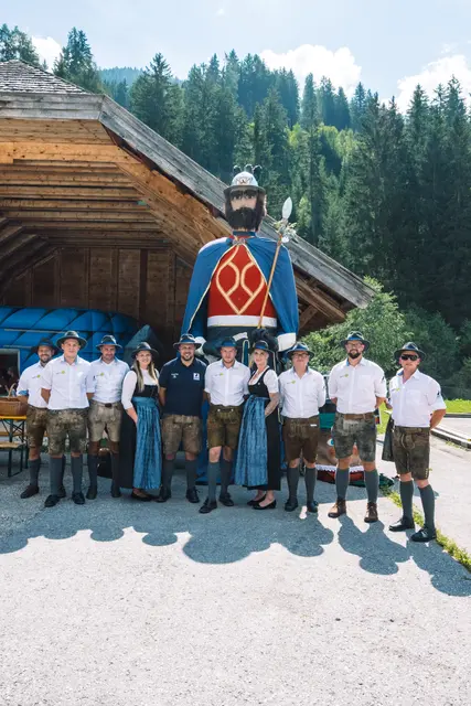 Der Samsonverein aus Ramingstein mit dem ca. 6m Hohen Riesen | Foto: Pernsteiner