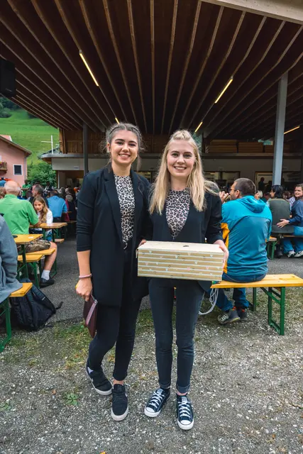 Marketenderinnen Viktoria Auer und Stefanie Gstrein | Foto: Pernsteiner