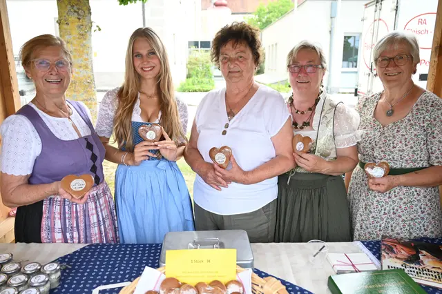 Die Goldhaubenfrauen beim Straßenfest am Samstag. | Foto: Albert Kern/BGBTV
