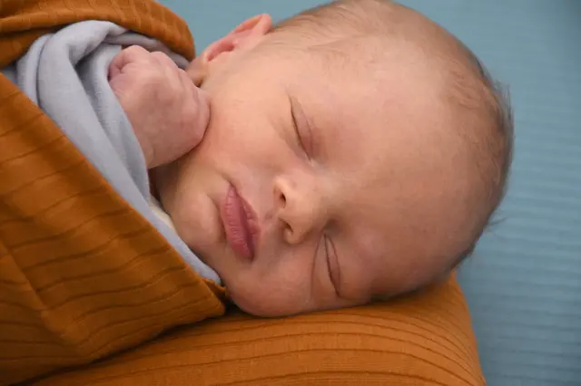 Name: Felix
Geburtsdatum: 10.08.2025
Gewicht: 2.720 g
Größe: 48 cm
Eltern: Cornelia und Werner Teschl aus Pertlstein | Foto: Babysmile