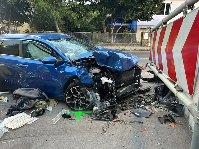 Der Lenker prallte auf der Kierlinger Hauptstraße mit seinem Fahrzeug gegen eine Fahrbahnteilung. | Foto: Freiwillige Feuerwehr Klosterneuburg Kierling