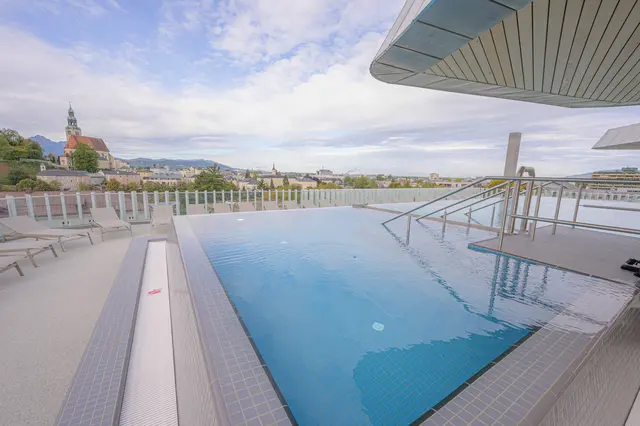 Die Saunalandschaft im Paracelsus Bad und Sauna mit dem Infinity-Pools am Dachgeschoss ist seit vergangenem Samstag, 16. August 2025, wieder geöffnet. Mit den reparierten Außenbecken steht den BesucherInnen die gesamte Saunalandschaft wieder zur Verfügung | Foto: Stadt:Salzburg / Alexander Killer
