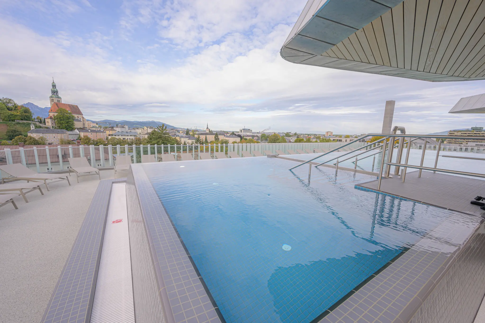 Saunalandschaft-mit-Infinity-Pool-wieder-ge-ffnet
