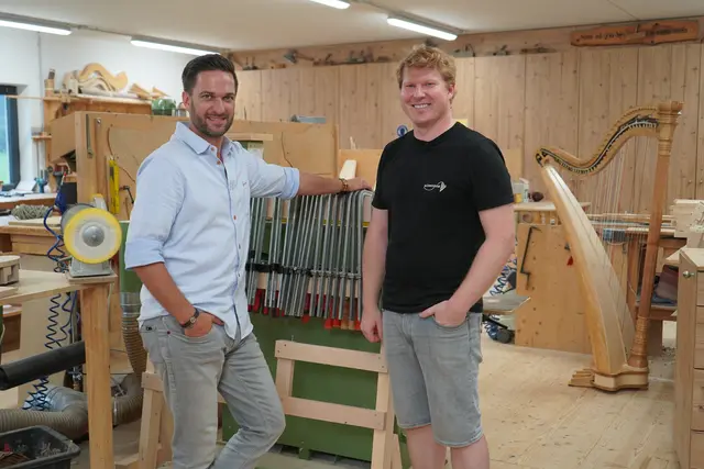 Österreichs größter Hersteller von Saiteninstrumenten, der Mürnseer Instrumentenbau, sorgt seit 1956 mit seinem traditionellen Handwerk für Stimmung. | Foto: ServusTV/Sabine Knoche/Degn Film