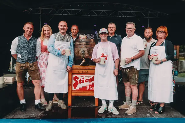 Der traditionelle Bieranstich eröffnete feierlich das Kapruner Dorffest 2025. | Foto: JFK Photography by Jürgen Feichter