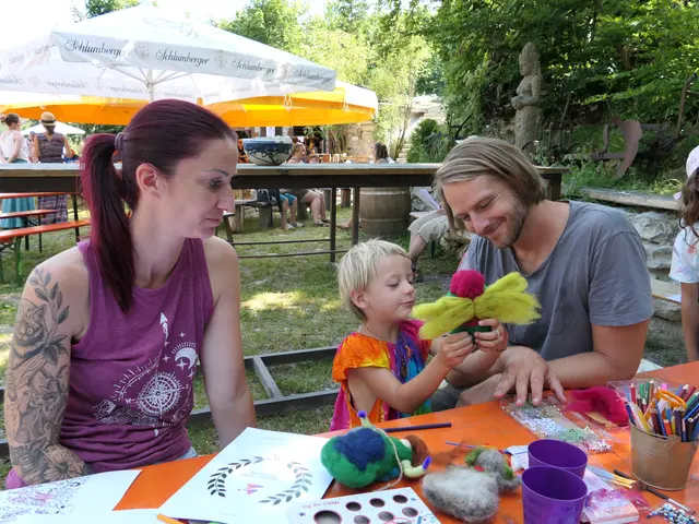 Stolzer Papa Christian: David bastelt mit Jasmin eine Filzelfe | Foto: Gerlinde Siebenhandl