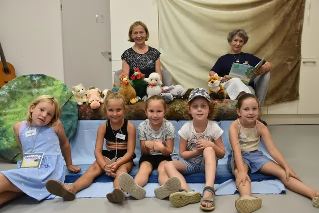 Christine Sieberer und Marianne Kalnay von der Inzersdorfer Bücherei bescherten den Kindern ein tolle Vorlese-Erlebnis | Foto: Michaela Müller