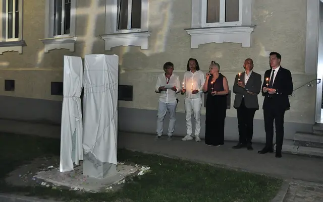 Die Initiatoren bei der Enthüllung des Gedenksteins. | Foto: Karl Kopecek